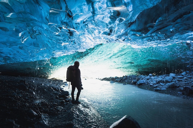 Fotógrafa na caverna de gelo, islândia