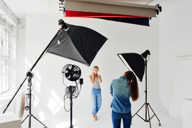 Fotógrafa trabaja en estudio con un modelo