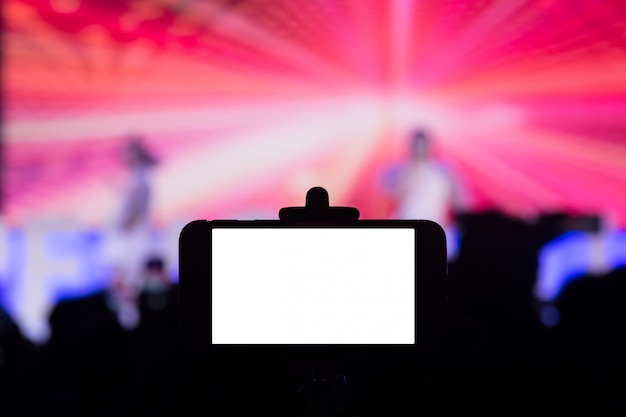 Fotografando com smartphone em concerto