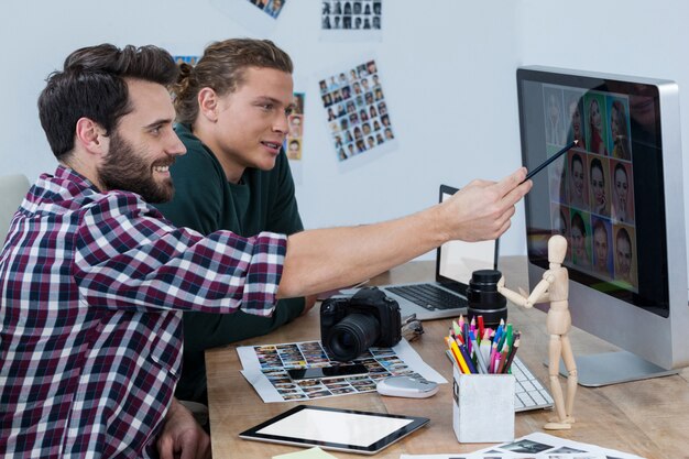 Fotografen arbeiten am Schreibtisch