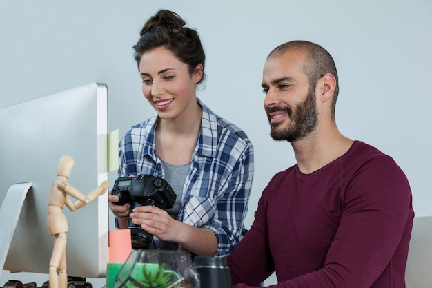 Fotografen arbeiten am Schreibtisch