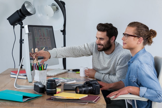 Fotografen arbeiten zusammen am Schreibtisch