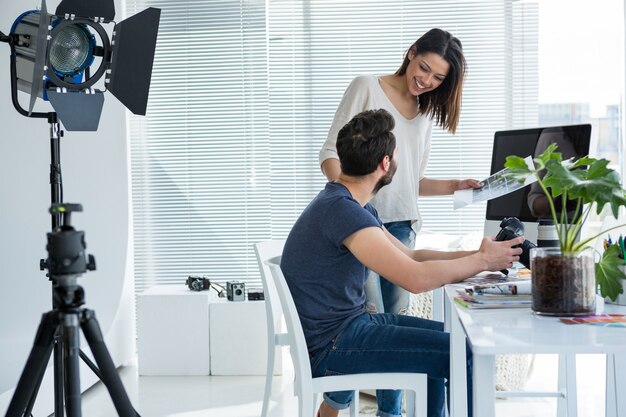 Fotografen arbeiten zusammen am Schreibtisch