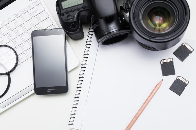 Fotografen Arbeitsplatz Kamera Fotografie Ausrüstung Laptop Smartphone und Notizblock mit Stift