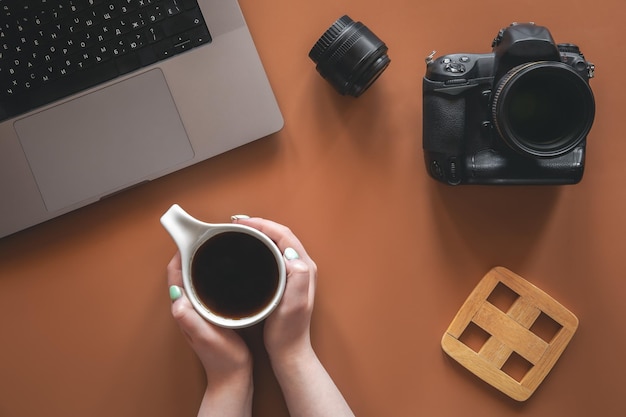 Fotografen-Arbeitsplatz mit Kamera und Objektiv flach liegen