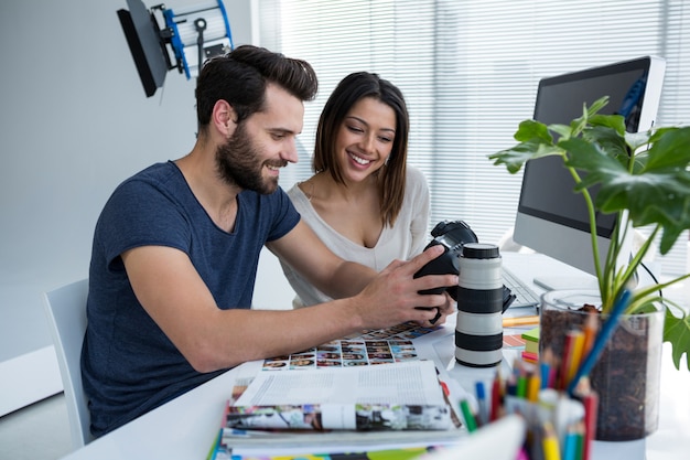 Fotografen, die aufgenommene Fotos mit seiner Digitalkamera überprüfen