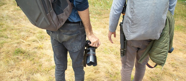 Fotografen mit Rucksack und Digitalkamera in der Natur Reisen Aktiver Lebensstil