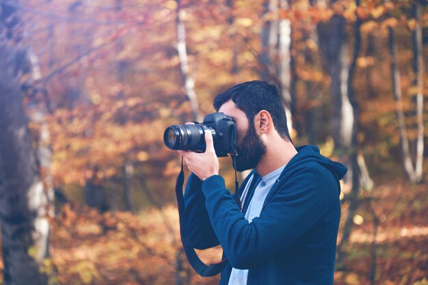 Fotografenhandkamera im Herbstwald