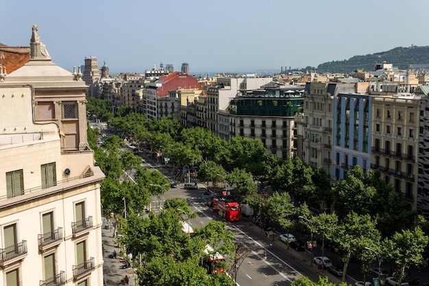 Fotografia acima do Passeig de Gracia, uma notável avenida em Barcelona, Espanha