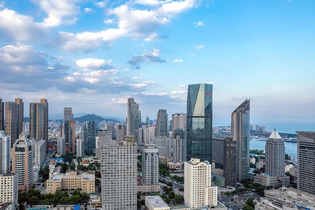 Fotografía aérea de la arquitectura moderna a lo largo de la costa urbana de Qingdao