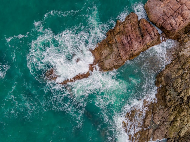 Fotografía aérea del arrecife de la costa.