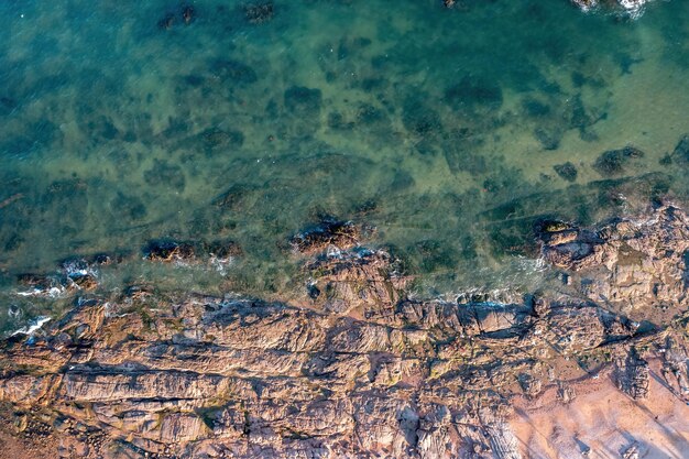 Fotografía aérea de arrecifes costeros