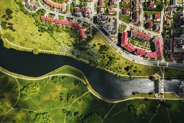 Fotografía aérea desde arriba de un gran número de casas en el distrito oriental de Minsk. El distrito de la ciudad de Minsk el río Svisloch.Belarus.