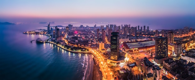 Fotografía aérea de la bahía de Qingdao en la noche