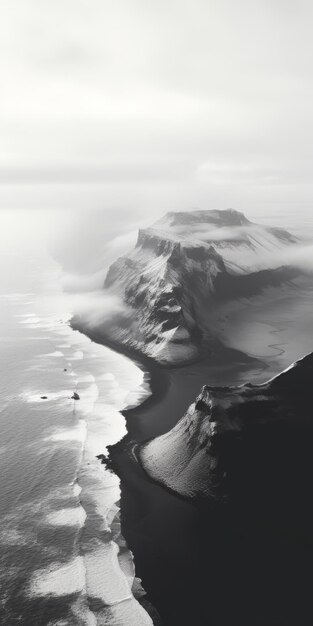 Foto fotografía aérea en blanco y negro del volcán de islandia y la playa rocosa