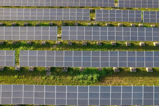 Fotografía aérea de un campo de paneles solares