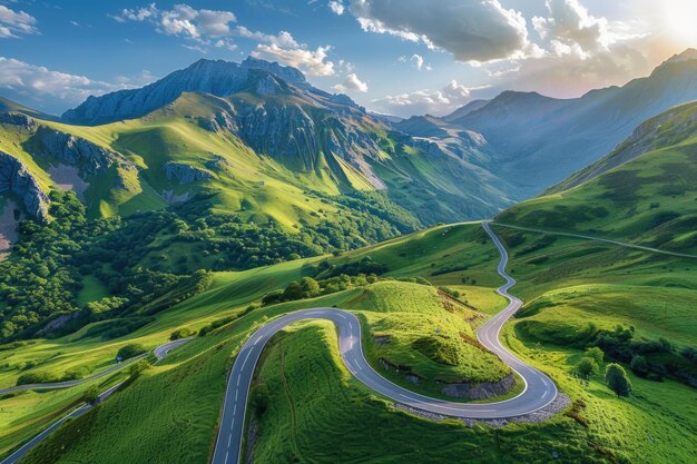 Fotografía aérea de una carretera serpenteante en los Pirineos