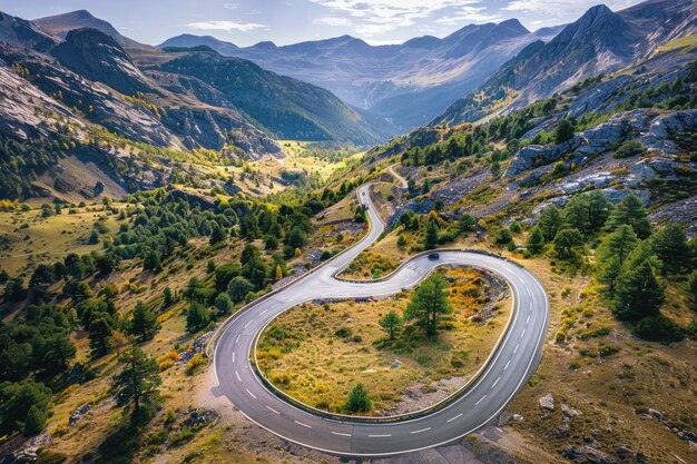 Fotografía aérea de una carretera serpenteante en los Pirineos