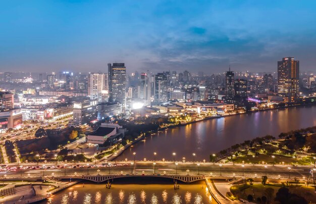 Fotografía aérea China Ningbo ciudad moderna paisaje vista nocturna