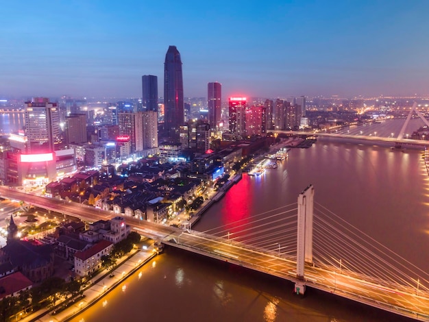 Fotografía aérea China Ningbo ciudad moderna paisaje vista nocturna