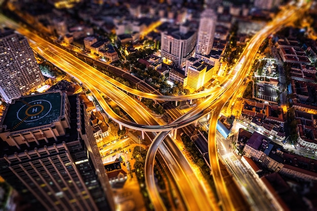 Fotografía aérea China Qingdao ciudad puente vista nocturna