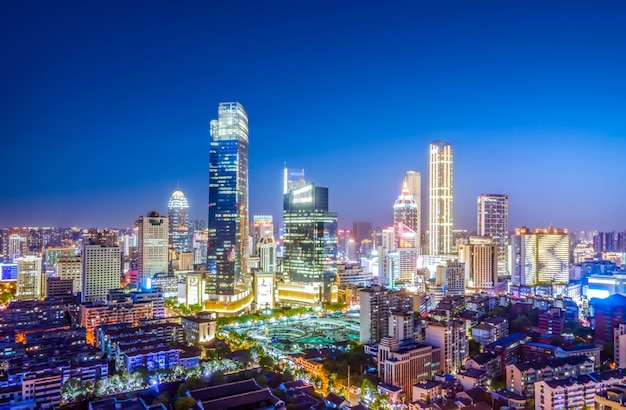 Fotografía aérea China Yancheng ciudad paisaje arquitectónico vista nocturna