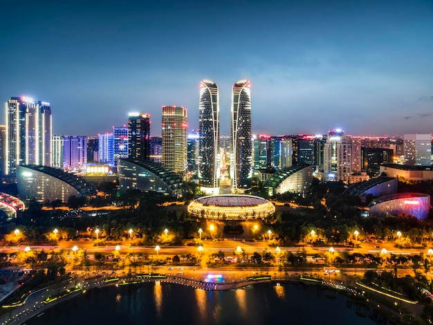 Fotografía aérea de la ciudad financiera internacional de Chengdu Tianfu en la noche