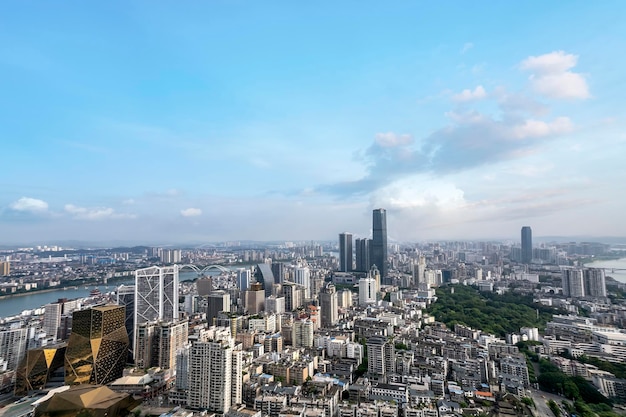 Fotografía aérea ciudad de guangxi liuzhou arquitectura moderna paisaje horizonte