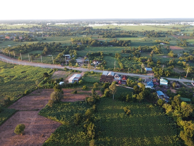 Fotografía aérea de comunidades rurales en el amanecer de la mañana