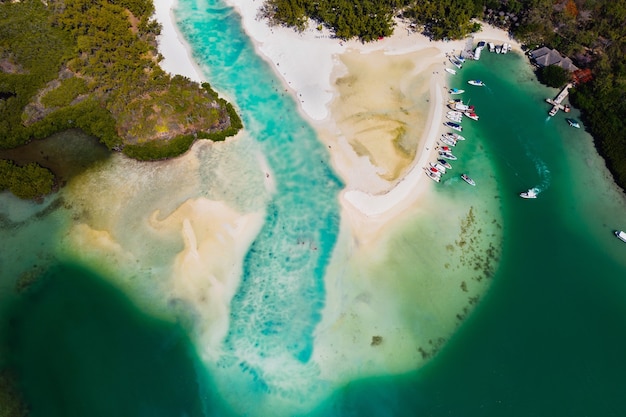 Fotografía aérea de la costa este de la isla Mauricio. Hermosa laguna de la isla Mauricio tomada desde arriba