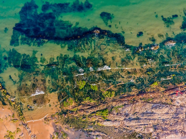 Fotografía aérea de la costa, el mar, las islas y los arrecifes de Qingdao