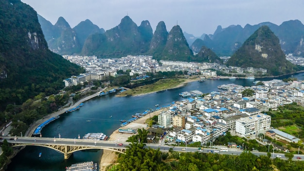 Fotografia aérea da bela paisagem do Rio Lijiang em Guilin