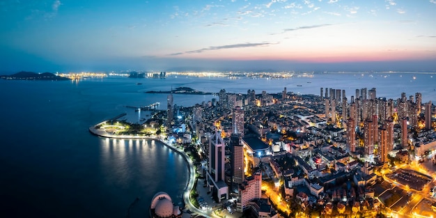 Fotografia aérea da cena noturna do cenário da área da baía do litoral de Qingdao