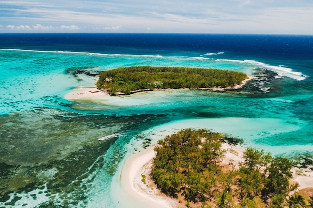 Fotografia aérea da costa leste da ilha maurícia. bela lagoa da ilha de maurício, tirada de cima. recifes de corais do oceano índico.