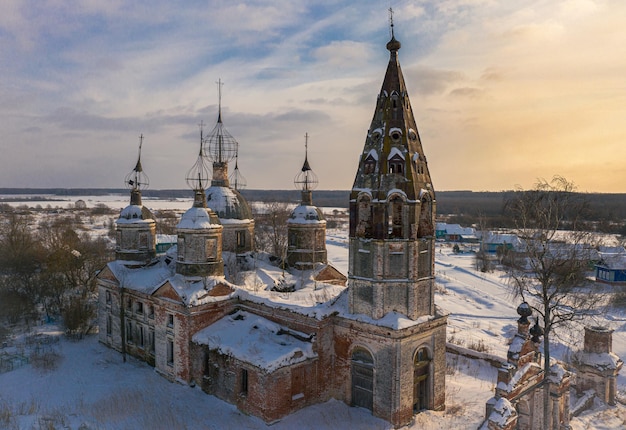 Foto fotografia aérea da igreja da ressurreição de cristo em um dia ensolarado de inverno em ostrov, na rússia