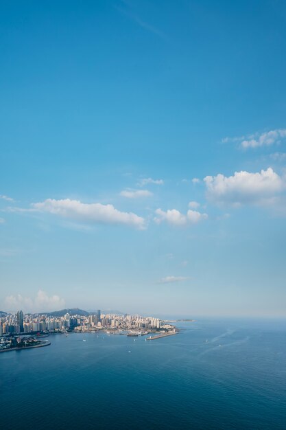 Fotografia aérea da paisagem arquitetônica da baía de Qingdao Fushan