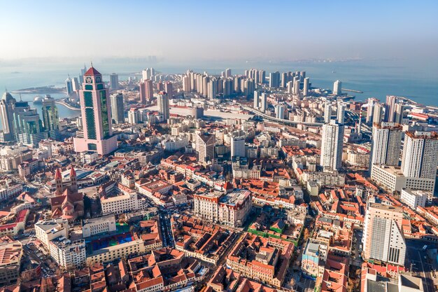Fotografia aérea da paisagem arquitetônica do horizonte na Baía de Qingdao