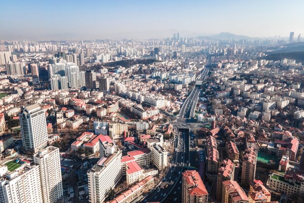 Fotografia aérea da paisagem arquitetônica do horizonte na baía de qingdao