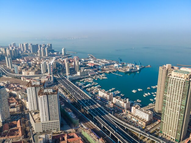 Fotografia aérea da paisagem arquitetônica do horizonte na baía de qingdao