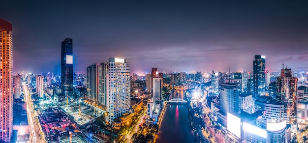 Fotografia aérea da paisagem noturna da arquitetura da cidade de ningbo