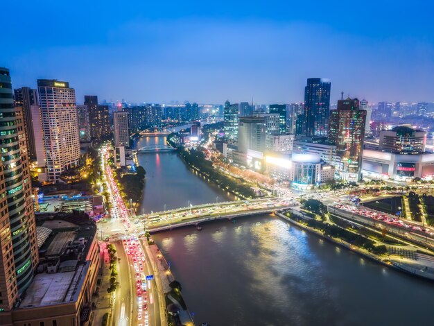 Fotografia aérea da paisagem noturna da arquitetura da cidade de Ningbo