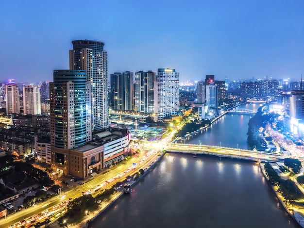 Fotografia aérea da paisagem noturna da arquitetura da cidade de ningbo