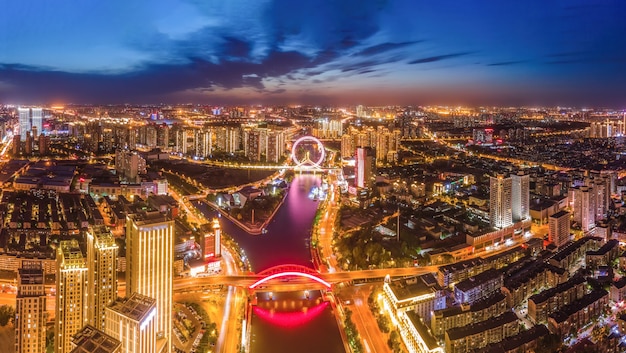 Fotografia aérea da paisagem noturna de tianjin com arquitetura urbana