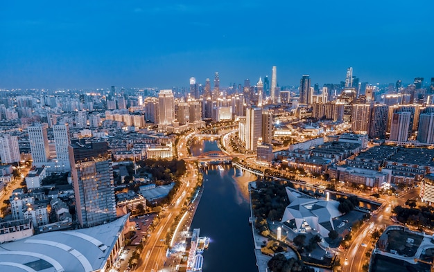 Fotografia aérea da paisagem noturna do edifício da cidade de Tianjin