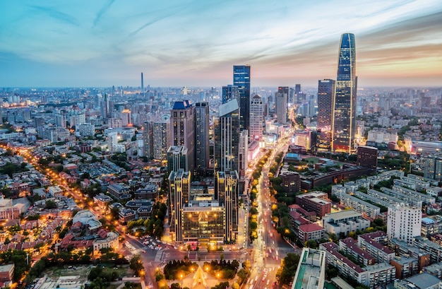 Fotografia aérea da paisagem noturna do edifício da cidade de Tianjin