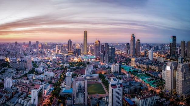 Fotografia aérea da paisagem noturna do edifício da cidade de Tianjin