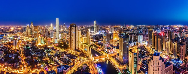 Fotografia aérea da paisagem noturna do horizonte da paisagem arquitetônica urbana de Tianjin