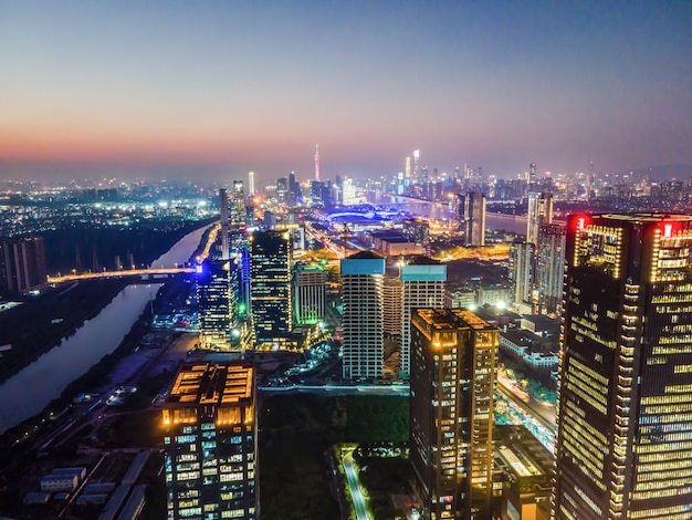 Fotografia aérea da visão noturna da arquitetura da cidade de Guangzhou