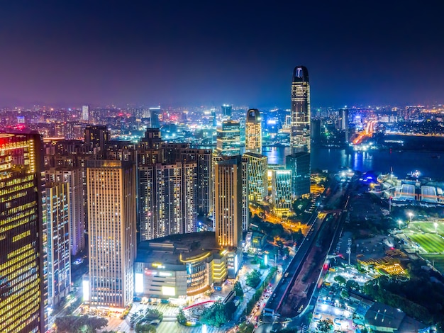 Fotografia aérea da visão noturna da arquitetura da cidade de Guangzhou