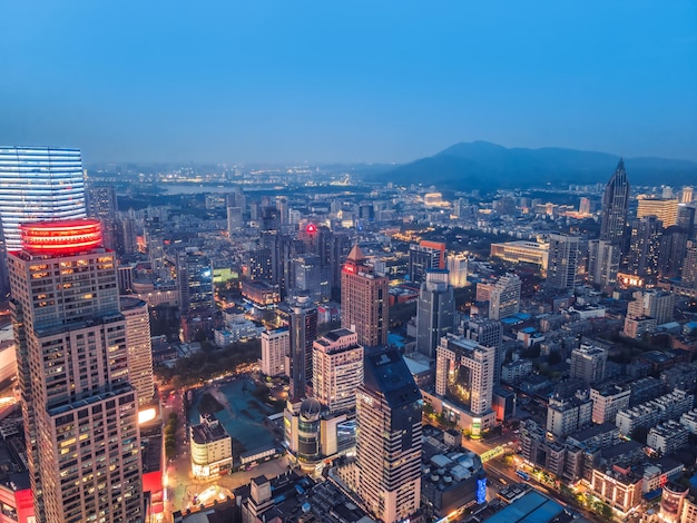 Fotografia aérea da visão noturna da paisagem arquitetônica moderna em Nanjing China